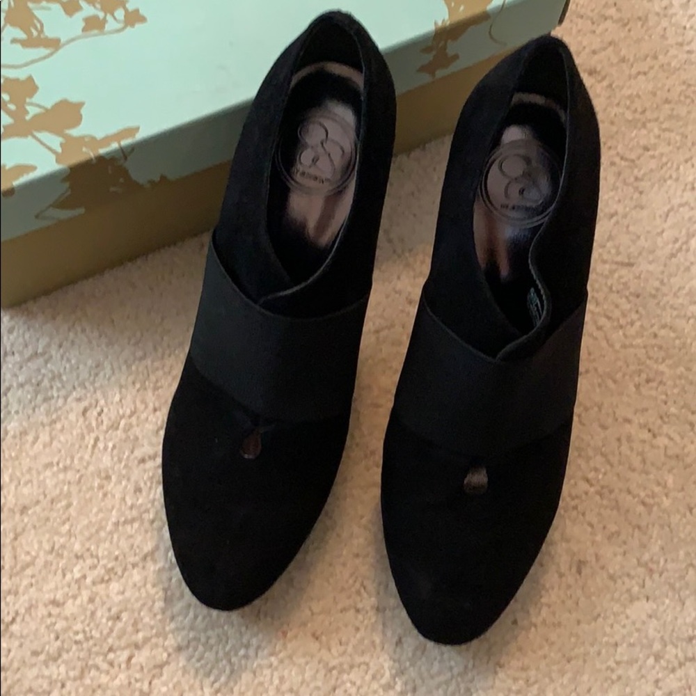 Jessica Simpson Harmonía Black Suede Pumps